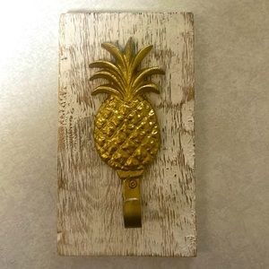 Pineapple Hook with Wood